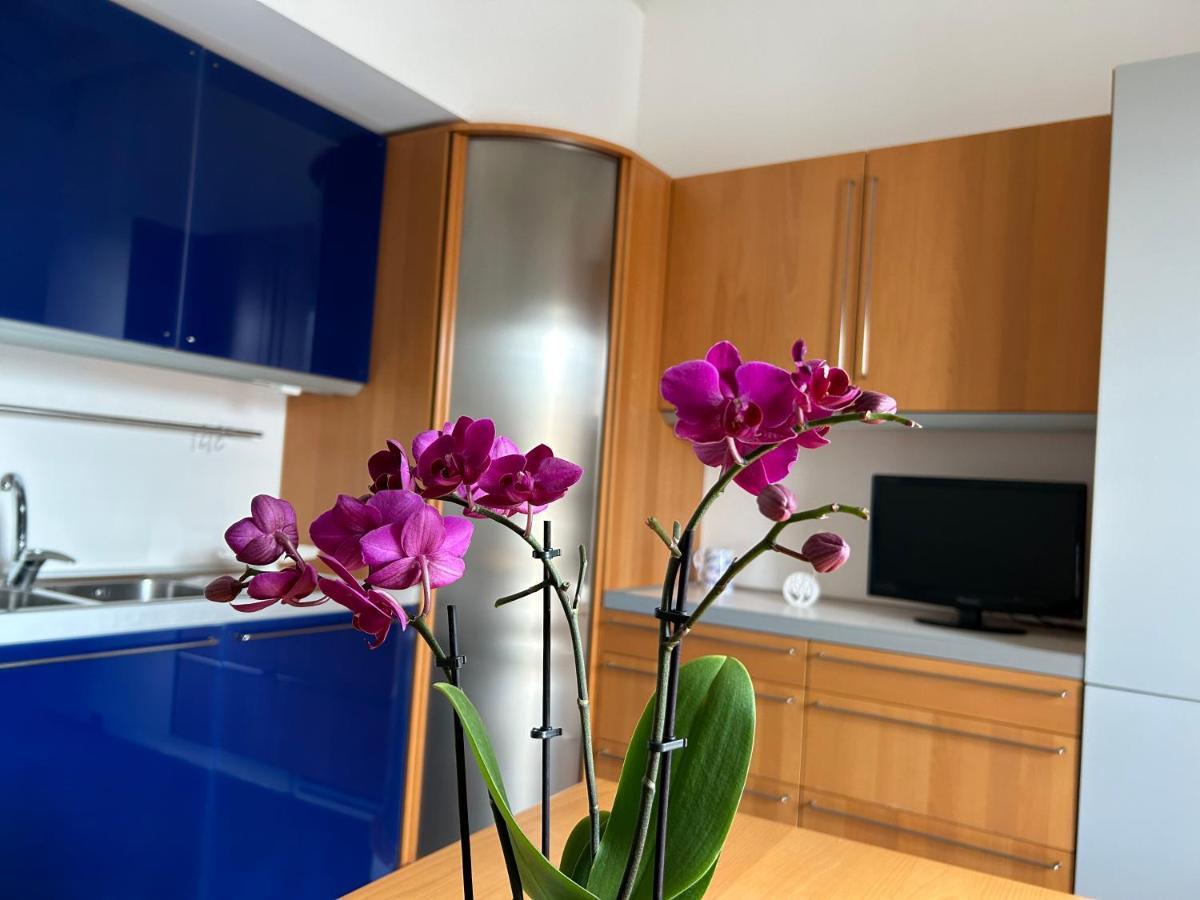 A Due Passi Da Apartment Корато Екстериор снимка