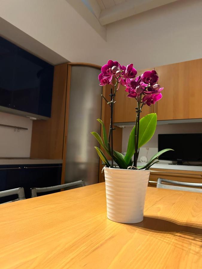 A Due Passi Da Apartment Корато Екстериор снимка